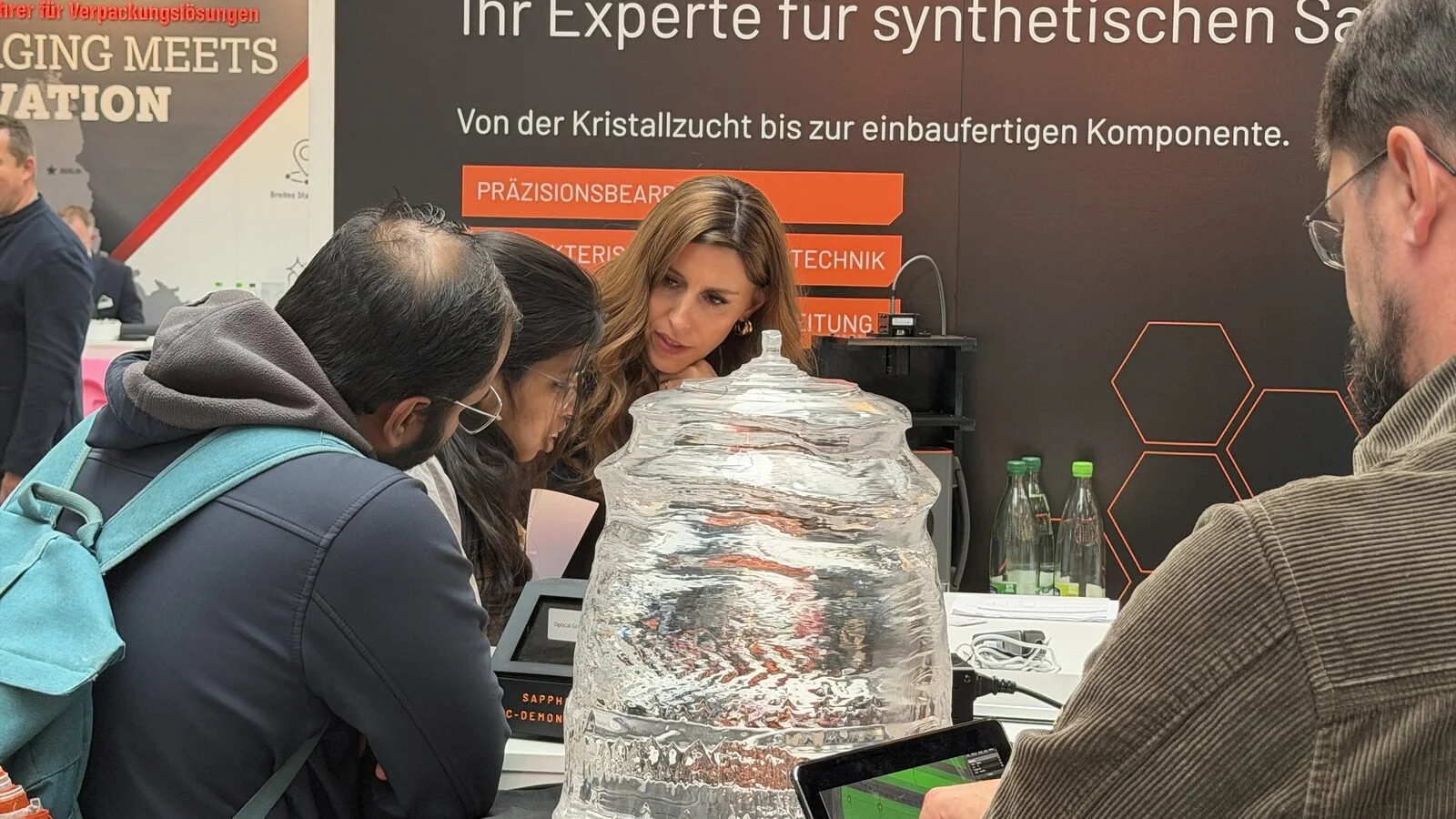 Gespräch mit Besuchern über den Saphirkristall und seine Anwendungen